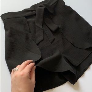 Front Tie Contrast Piping Shorts in Black